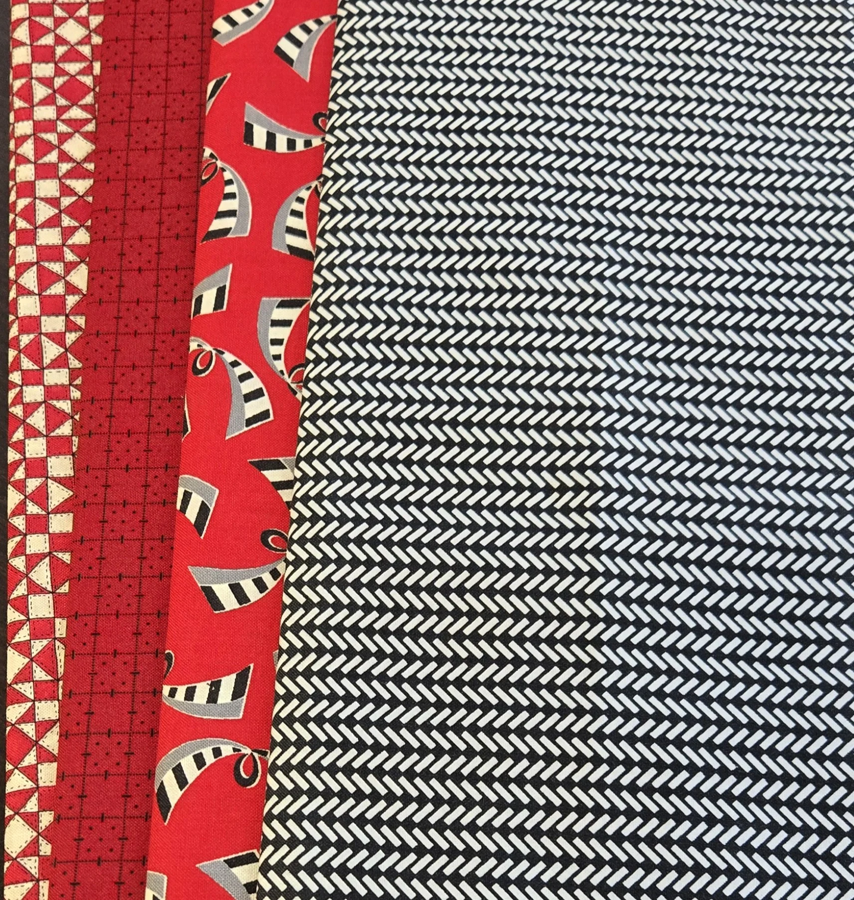Matt's Mystery Bundles - 4.002 yards - Shapes - Assorted Remnants